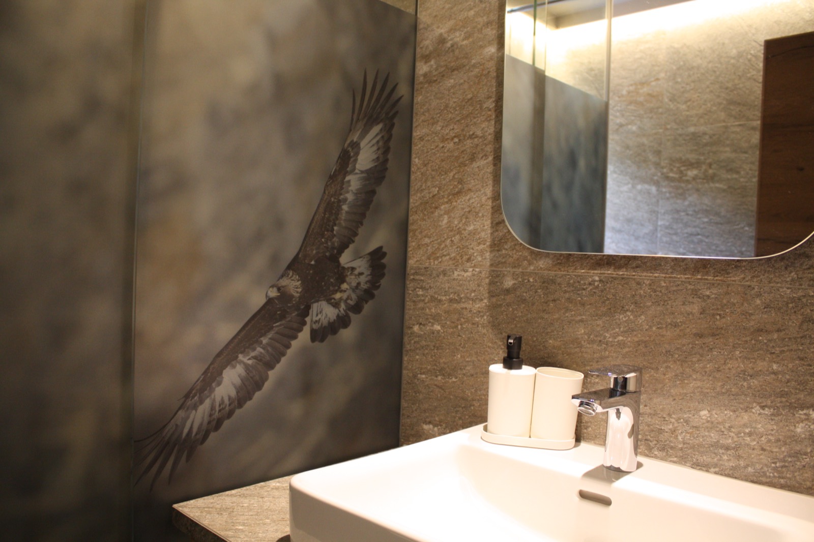 Motivo con aquila su vetro stampato accanto al lavabo