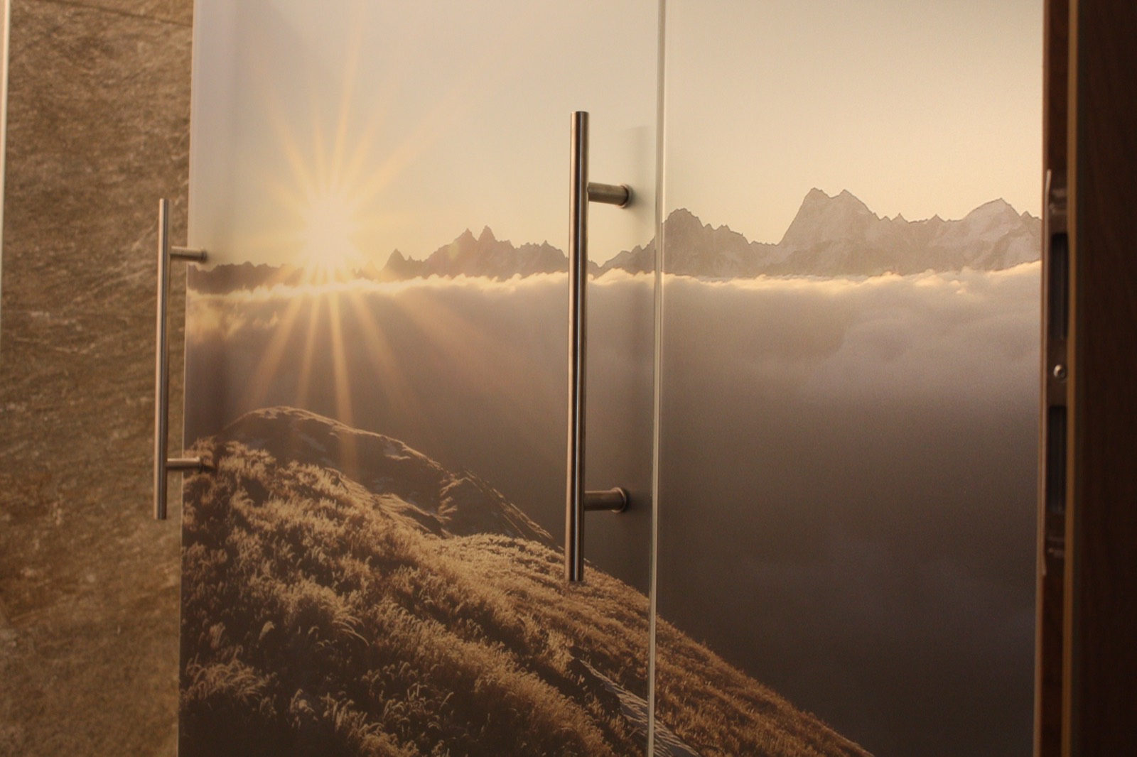 Porta in vetro con panorama alpino stampato e alba