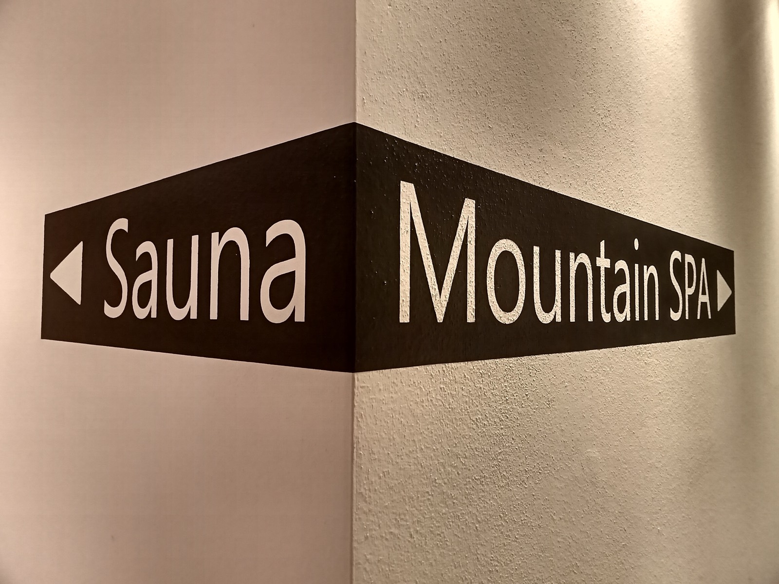 Segnaletica Sauna e Mountain SPA su uno spigolo dell'edificio